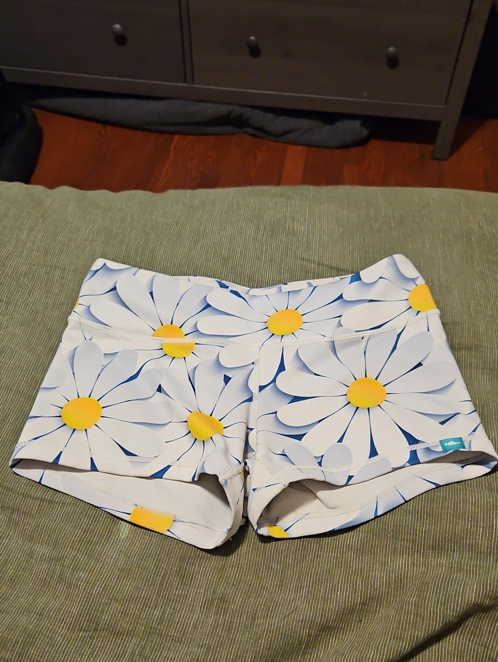 Women’s White Daisy-Print High Waisted Stretch Shorts